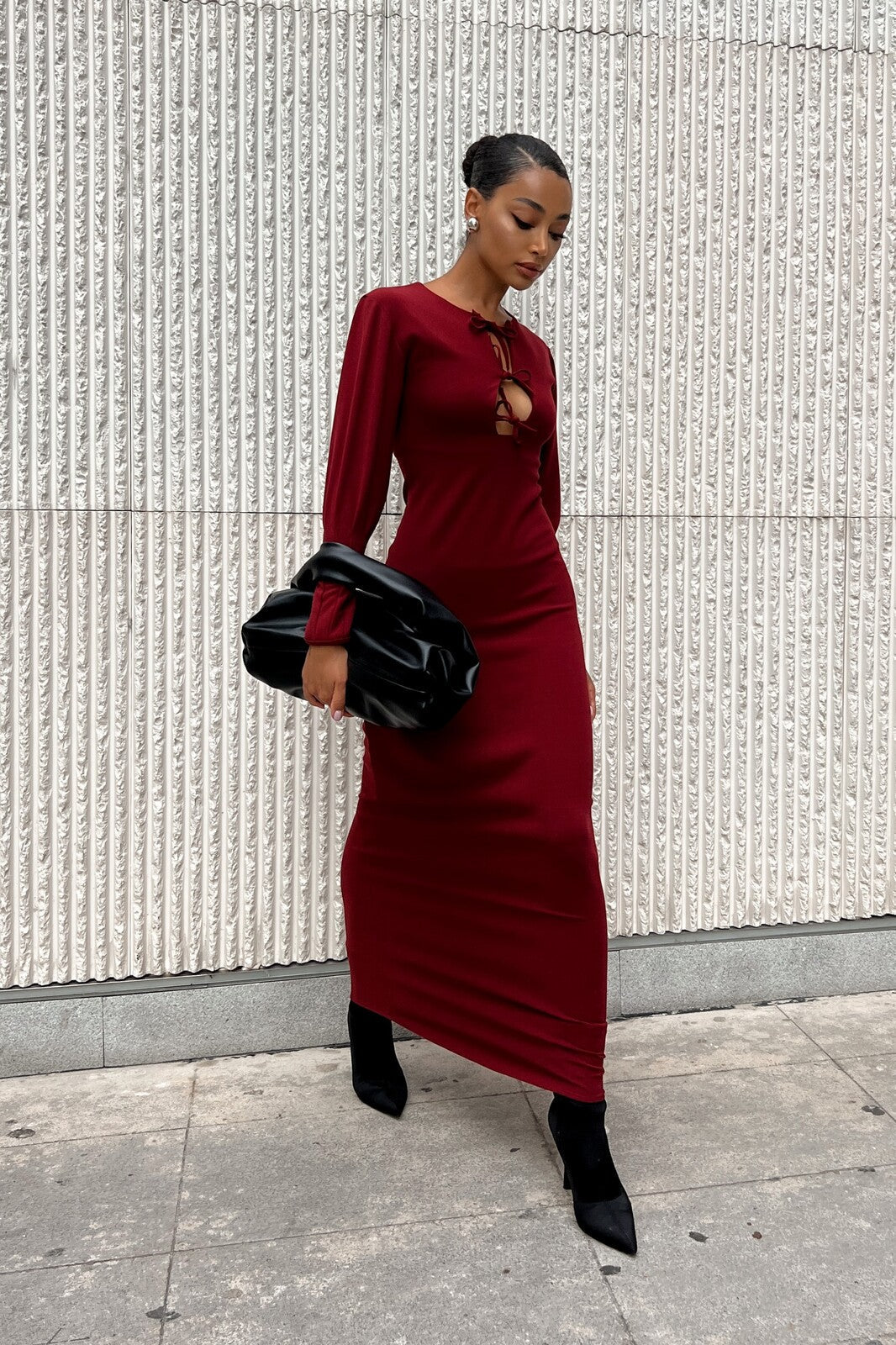VESTIDO LARGO BURDEOS ESCOTE CON LAZO