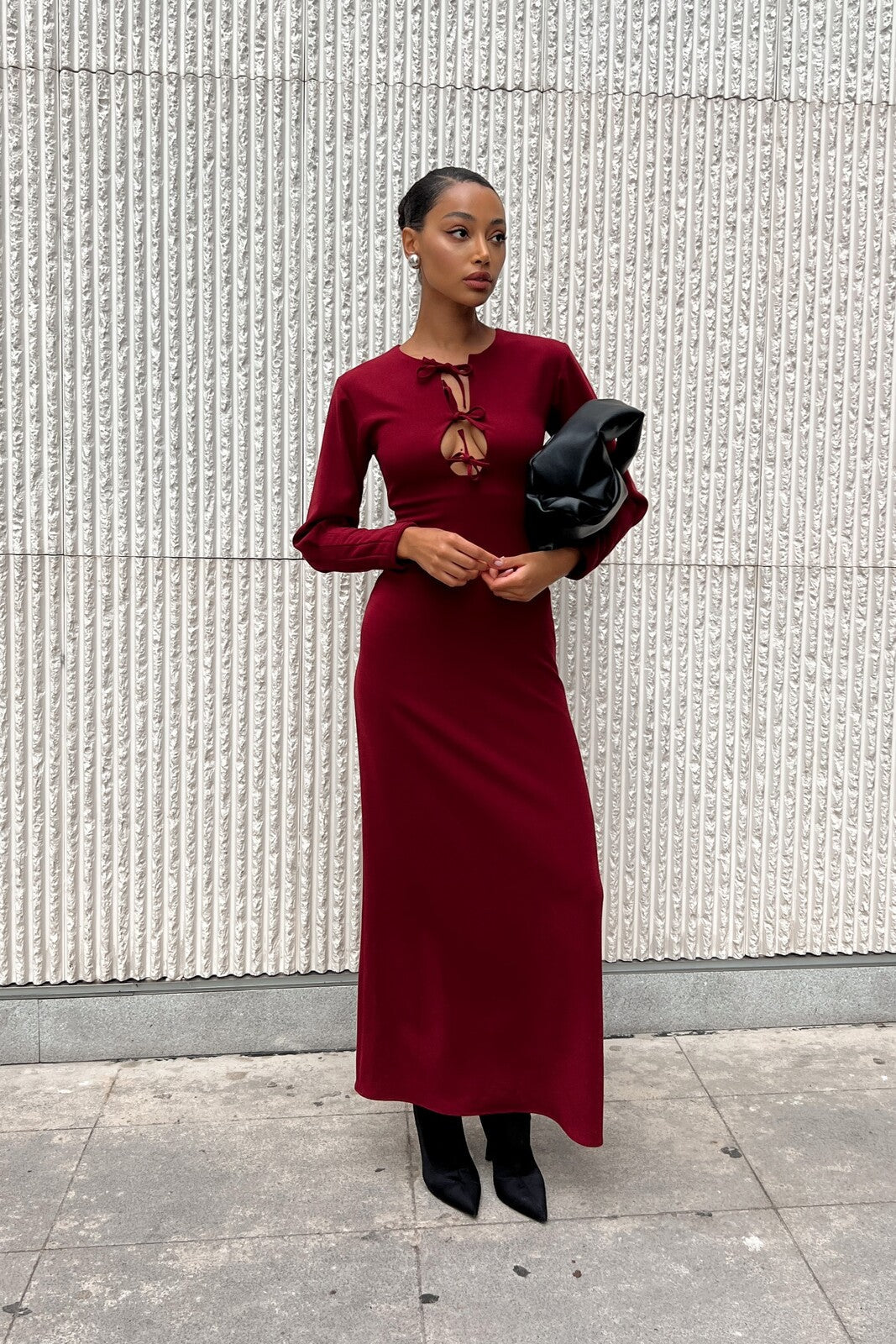 VESTIDO LARGO BURDEOS ESCOTE CON LAZO