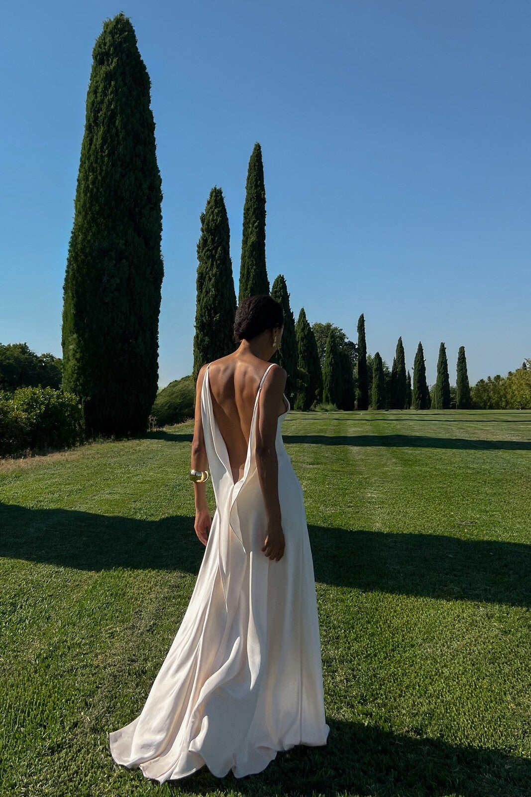 VESTIDO BLANCO ROTO ESCOTE ESPALDA PRONUNCIADO