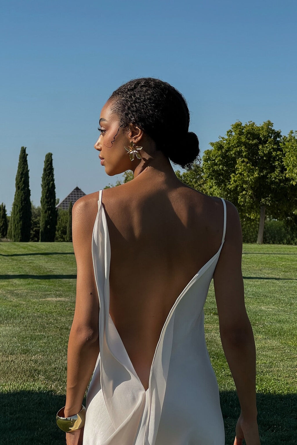 VESTIDO BLANCO ROTO ESCOTE ESPALDA PRONUNCIADO