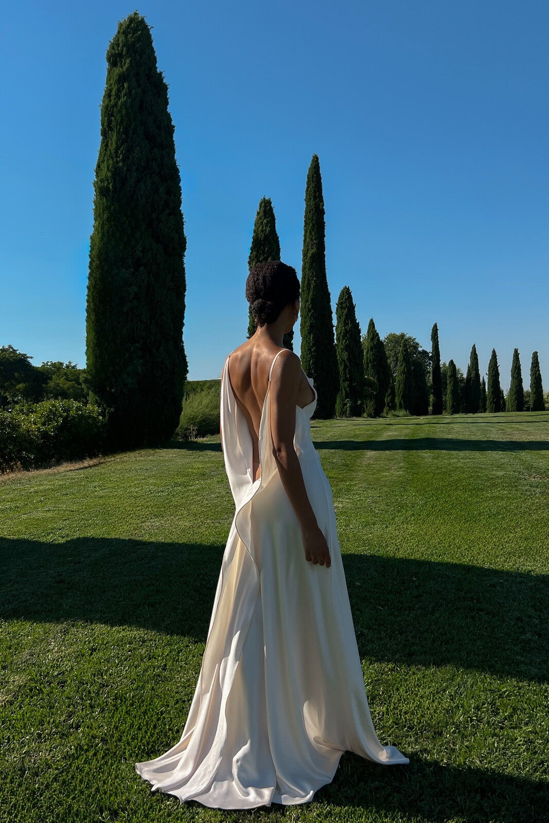 VESTIDO BLANCO ROTO ESCOTE ESPALDA PRONUNCIADO