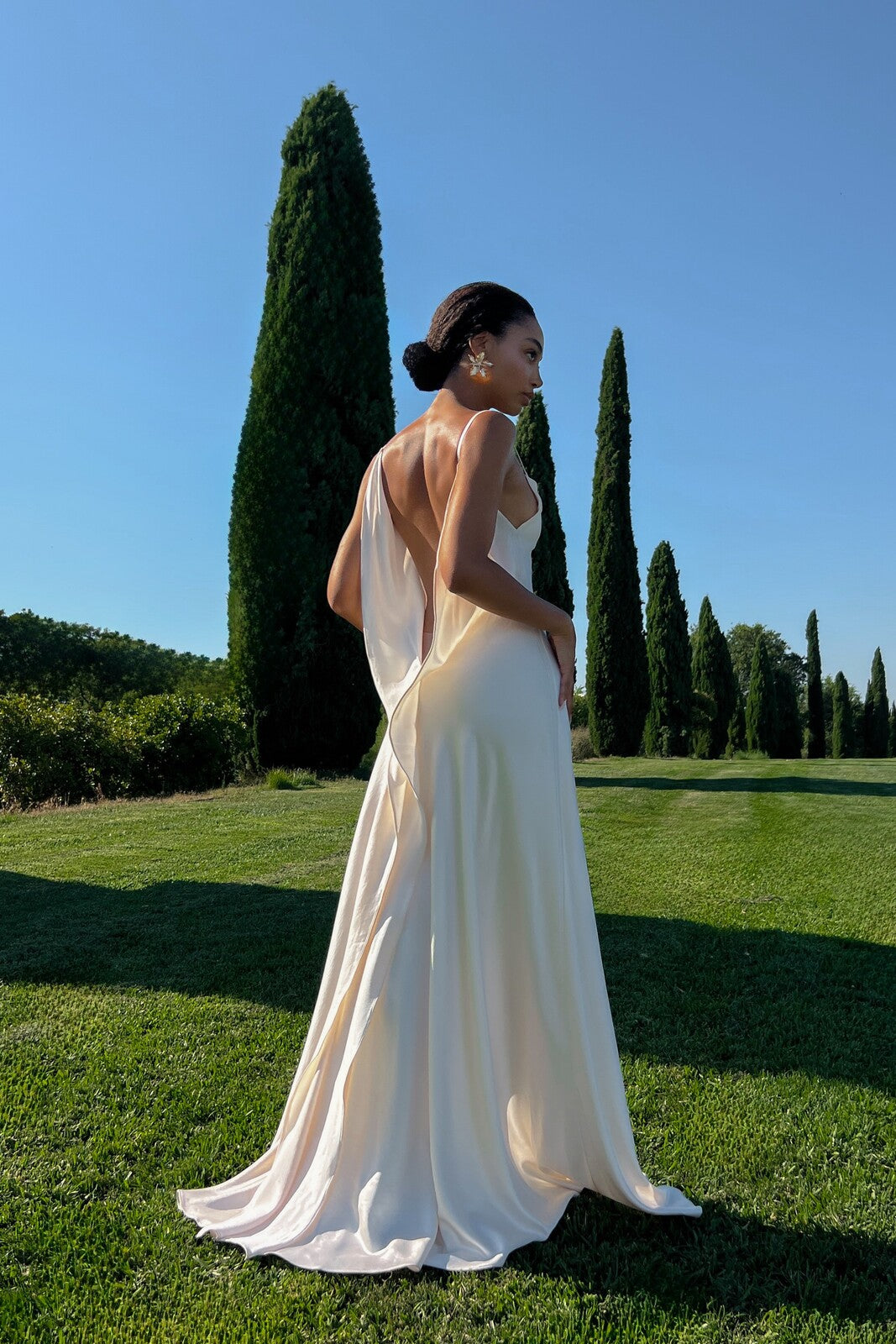 VESTIDO BLANCO ROTO ESCOTE ESPALDA PRONUNCIADO