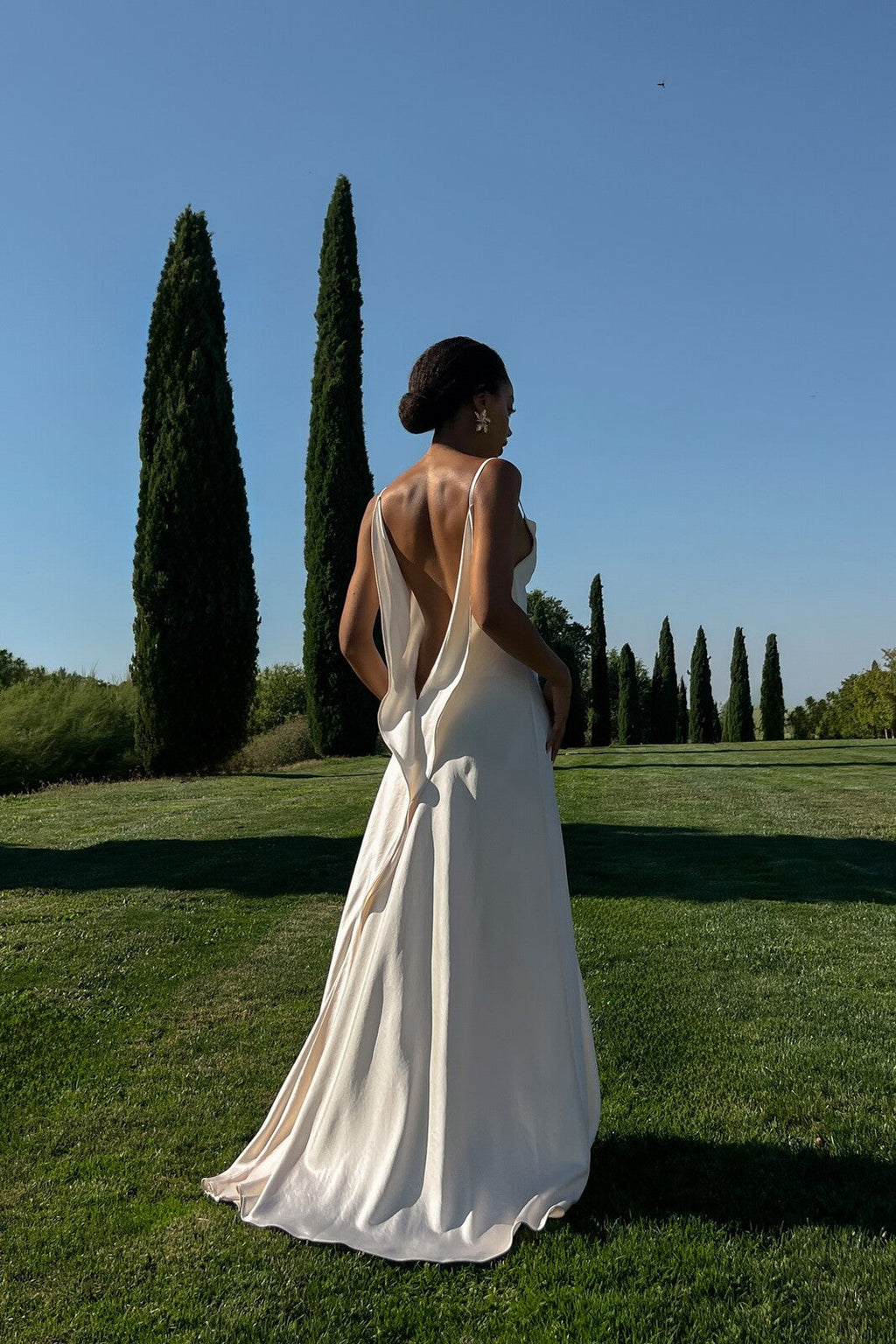 VESTIDO BLANCO ROTO ESCOTE ESPALDA PRONUNCIADO