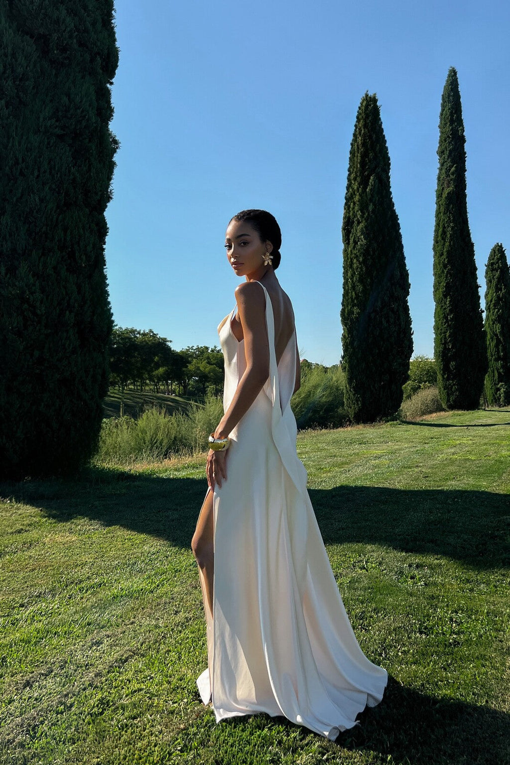 VESTIDO BLANCO ROTO ESCOTE ESPALDA PRONUNCIADO