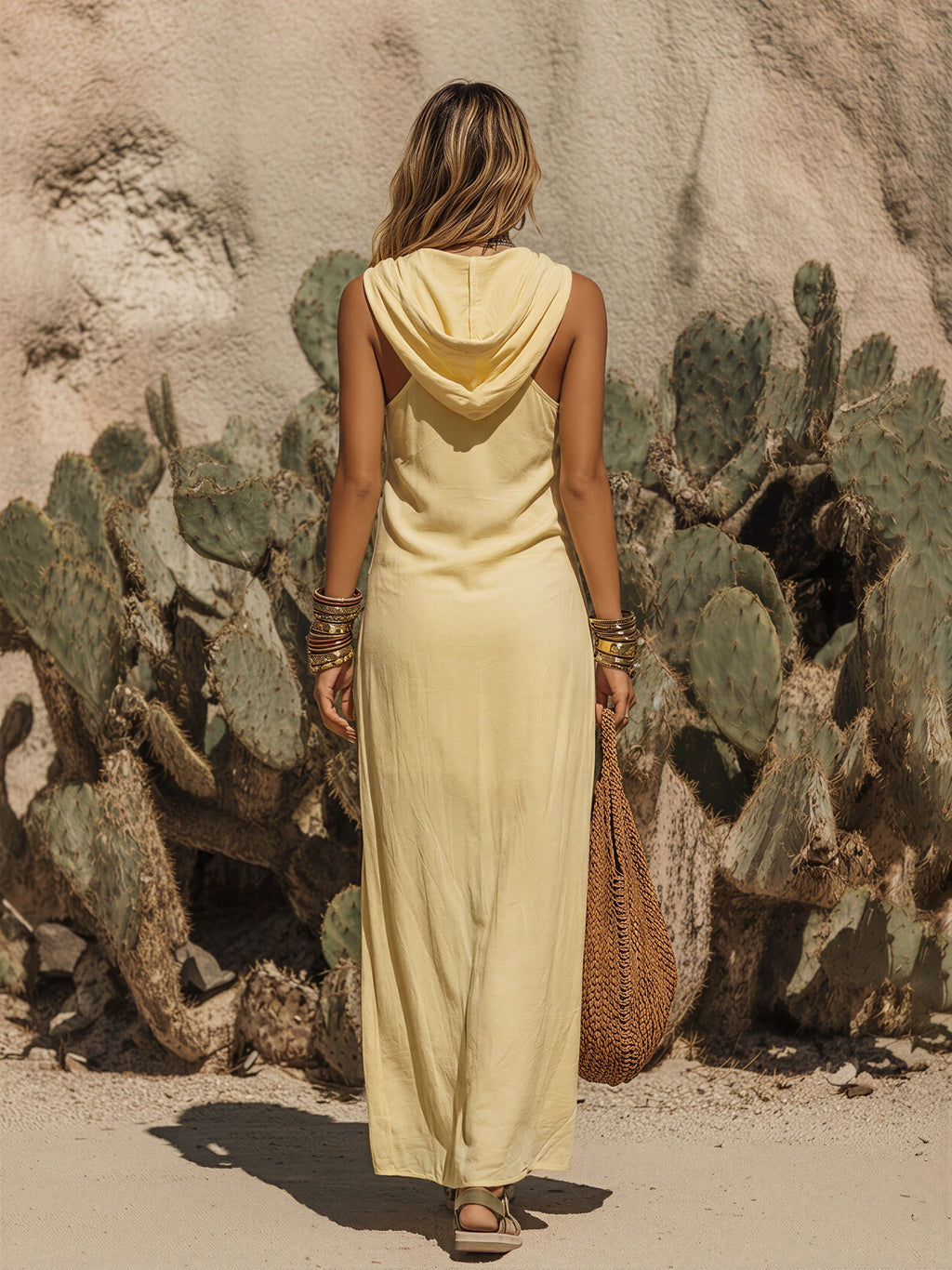 Vestido Maxi Amarillo Claro de Algodón-Lino con Capucha y Plisado Estilo Desierto Errante