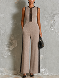 Mono Chic Elegante Taupe con Cuello Redondo, Ribete en Contraste, Calado y Pierna Ancha
