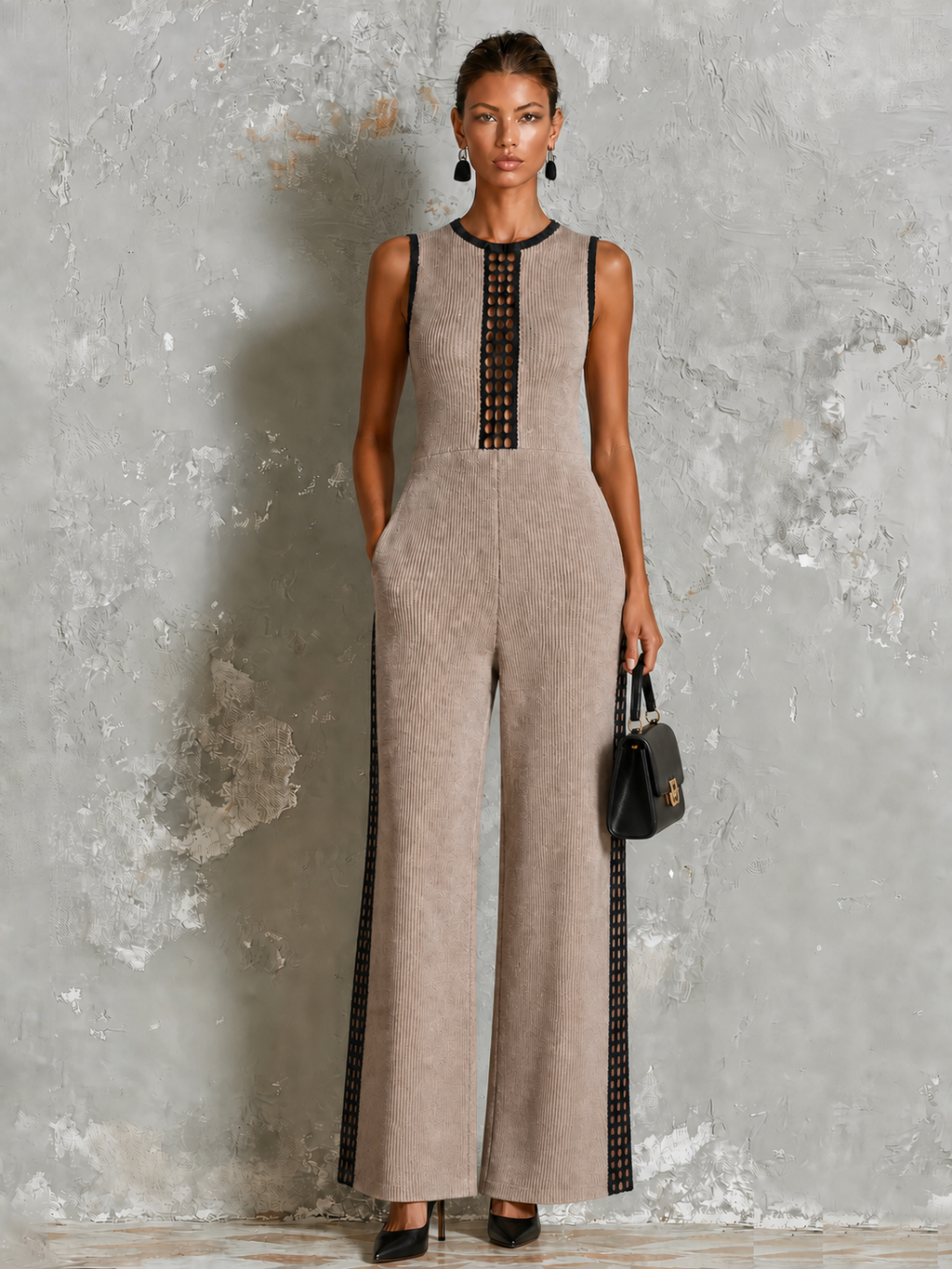 Mono Chic Elegante Taupe con Cuello Redondo, Ribete en Contraste, Calado y Pierna Ancha