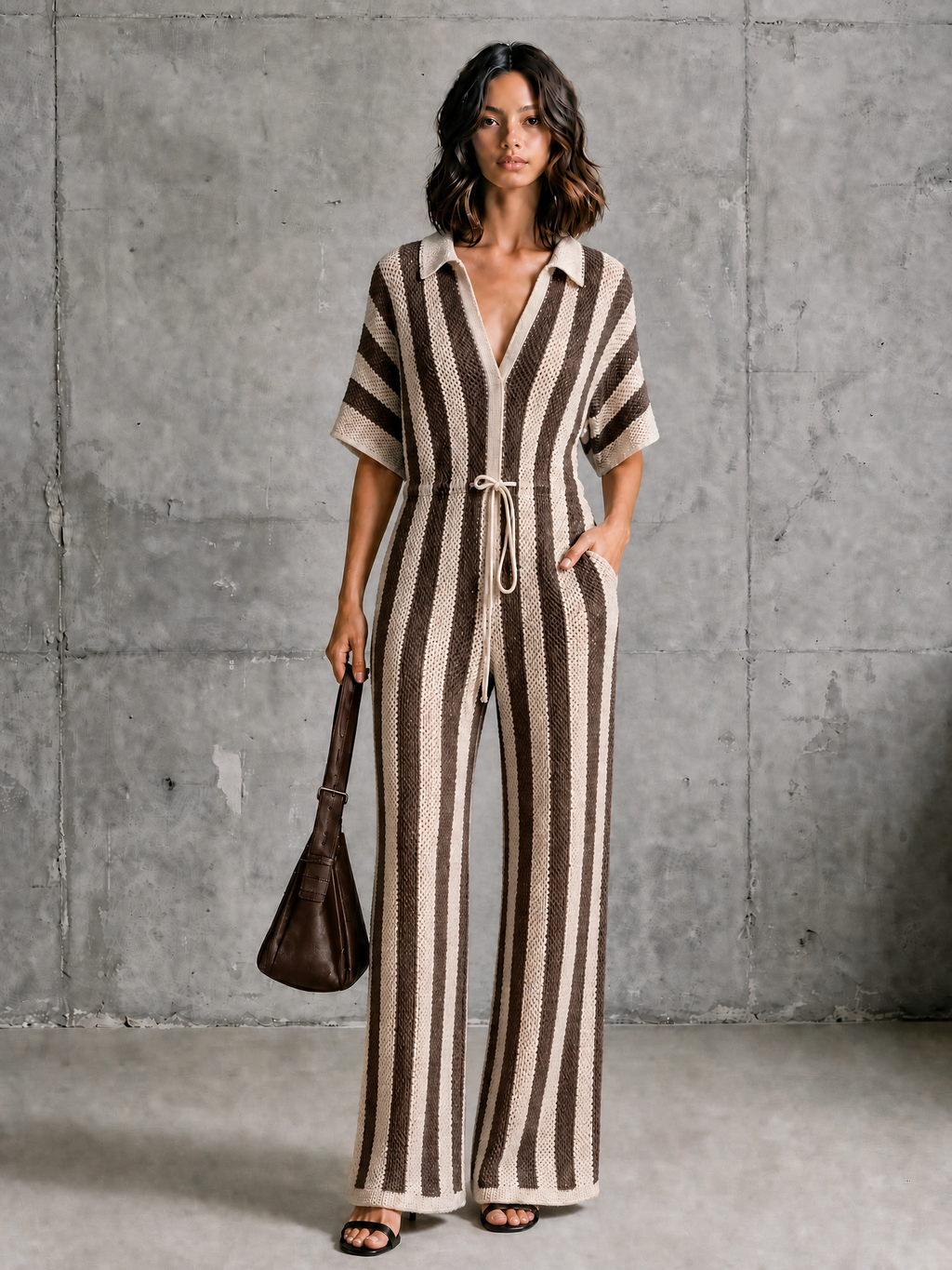 Mono Chic Elegante a Rayas Beige y Café con Cuello Solapa en V y Pierna Ancha en Malla