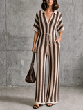 Mono Chic Elegante a Rayas Beige y Café con Cuello Solapa en V y Pierna Ancha en Malla