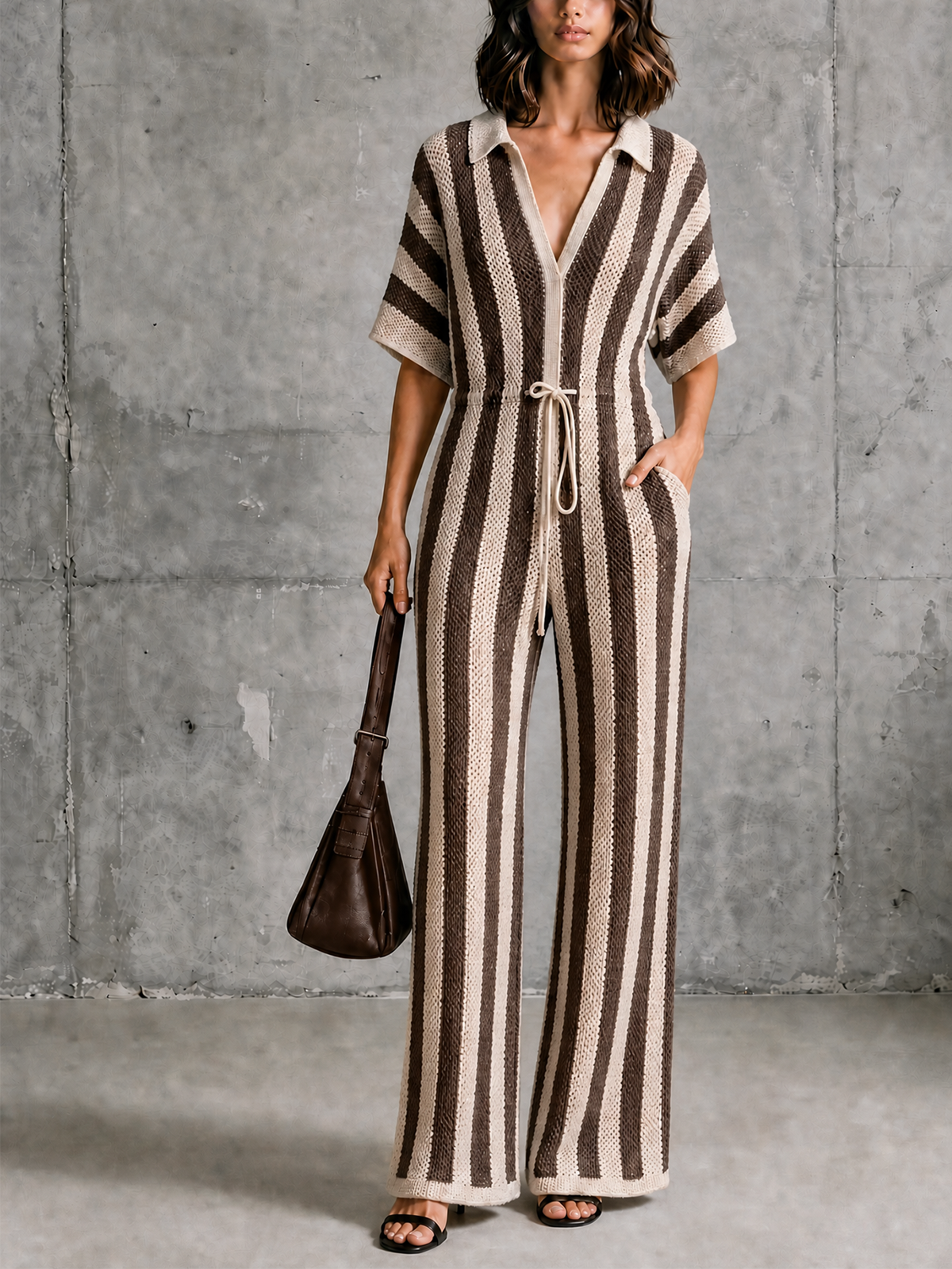 Mono Chic Elegante a Rayas Beige y Café con Cuello Solapa en V y Pierna Ancha en Malla