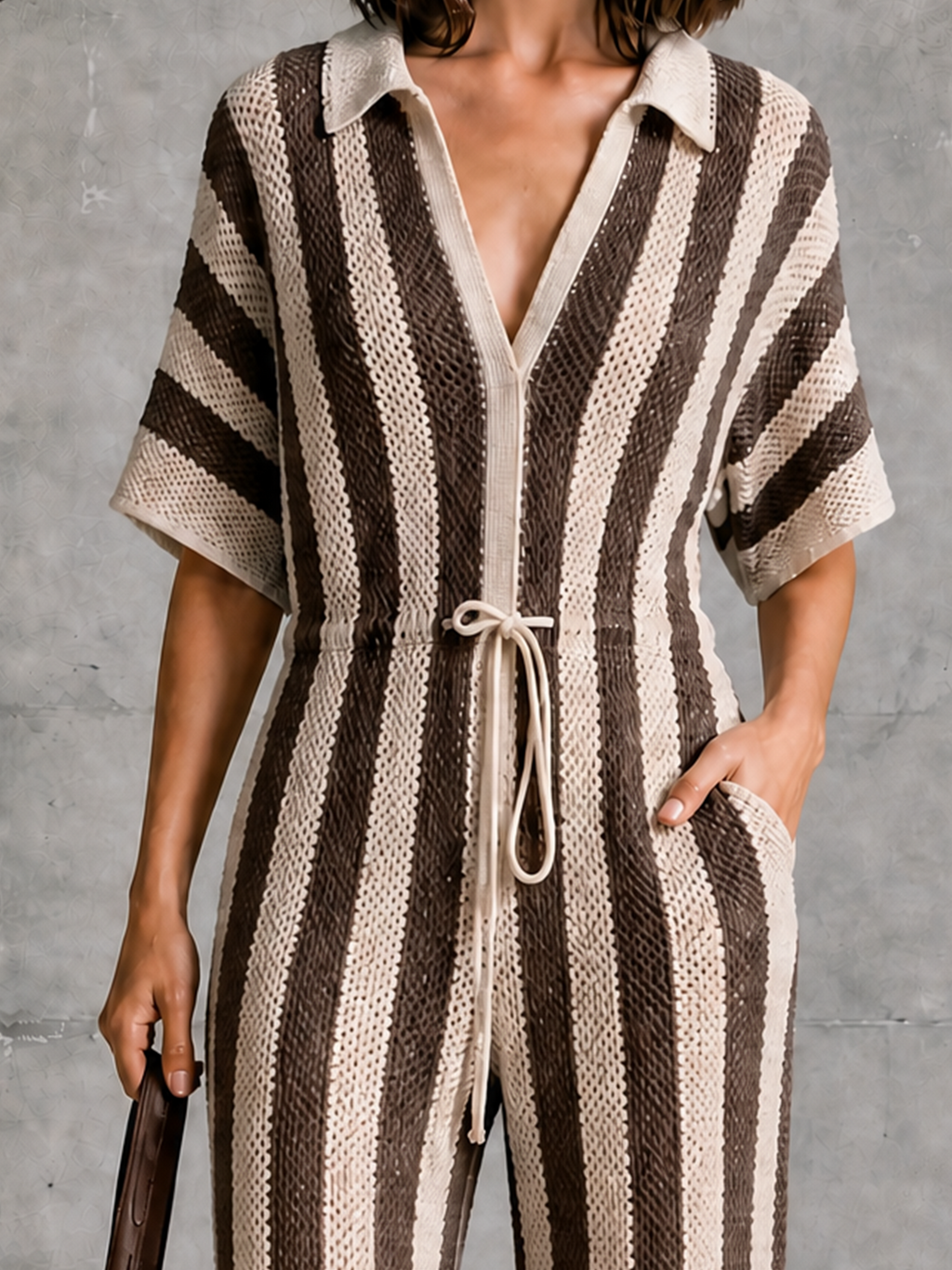 Mono Chic Elegante a Rayas Beige y Café con Cuello Solapa en V y Pierna Ancha en Malla