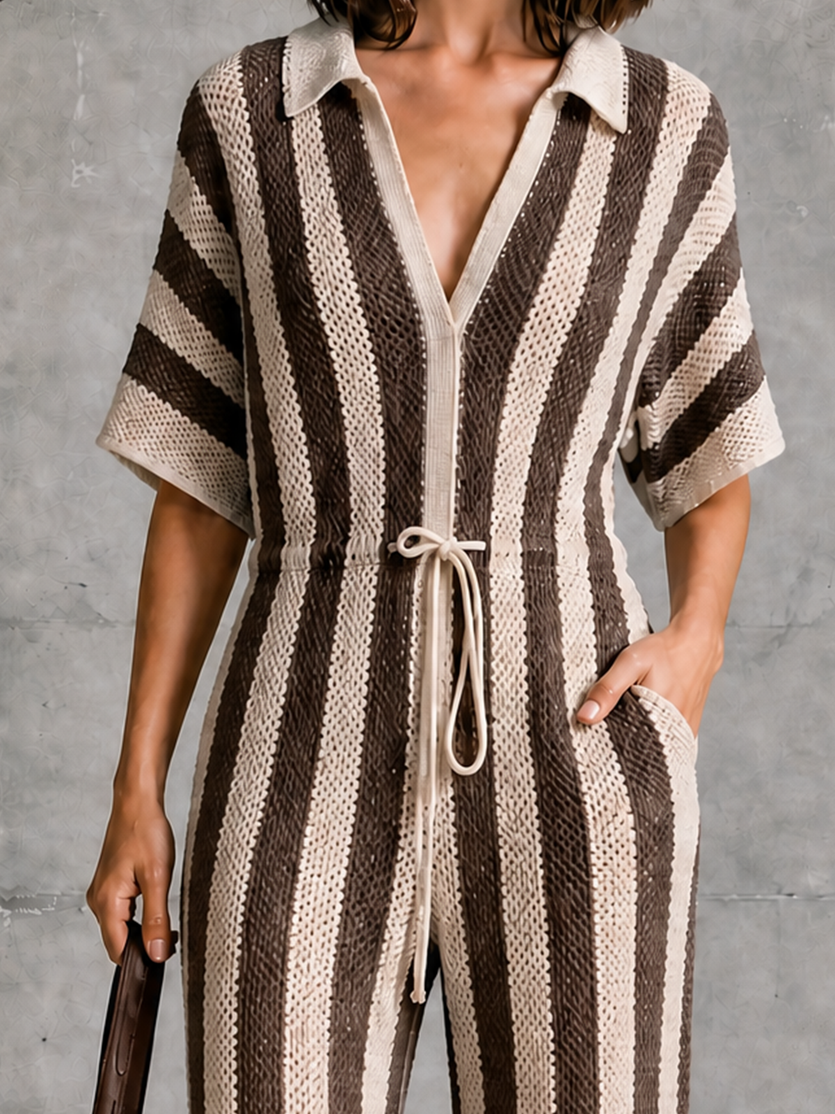 Mono Chic Elegante a Rayas Beige y Café con Cuello Solapa en V y Pierna Ancha en Malla