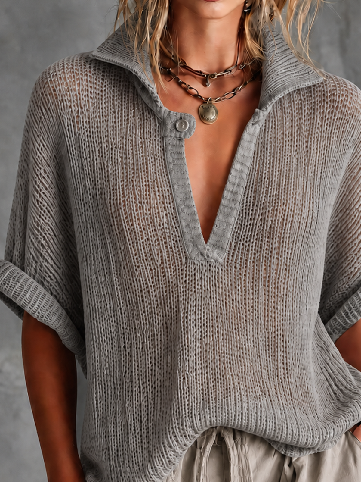 Top Suéter Chic Casual Gris Empolvado con Cuello Solapa y Botones en Malla