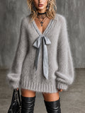 Mini Vestido Chic Gris Claro con Cuello en V, Mangas Farol y Lazo de Satén en Mohair Esponjoso