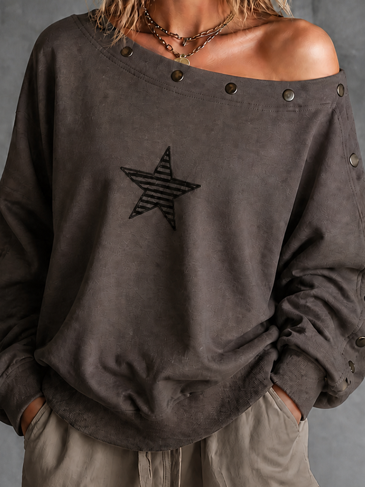 Sudadera Chic Casual Gris Carbón Off-Shoulder con Bordado de Estrellas y Manga Larga