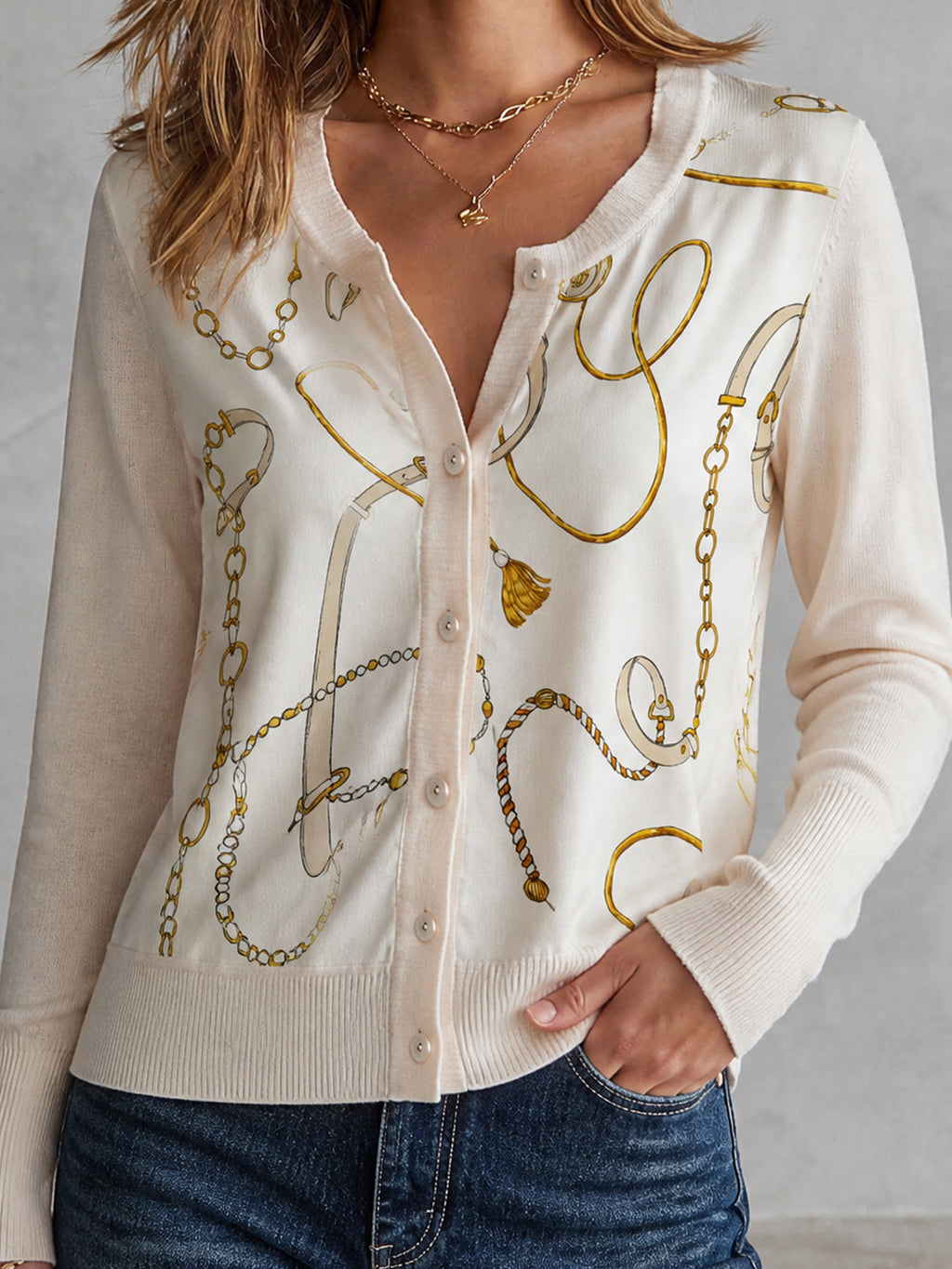 Cárdigan Chic Crema con Cuello Redondo, Empalme de Satén y Estampado de Cadena Dorada