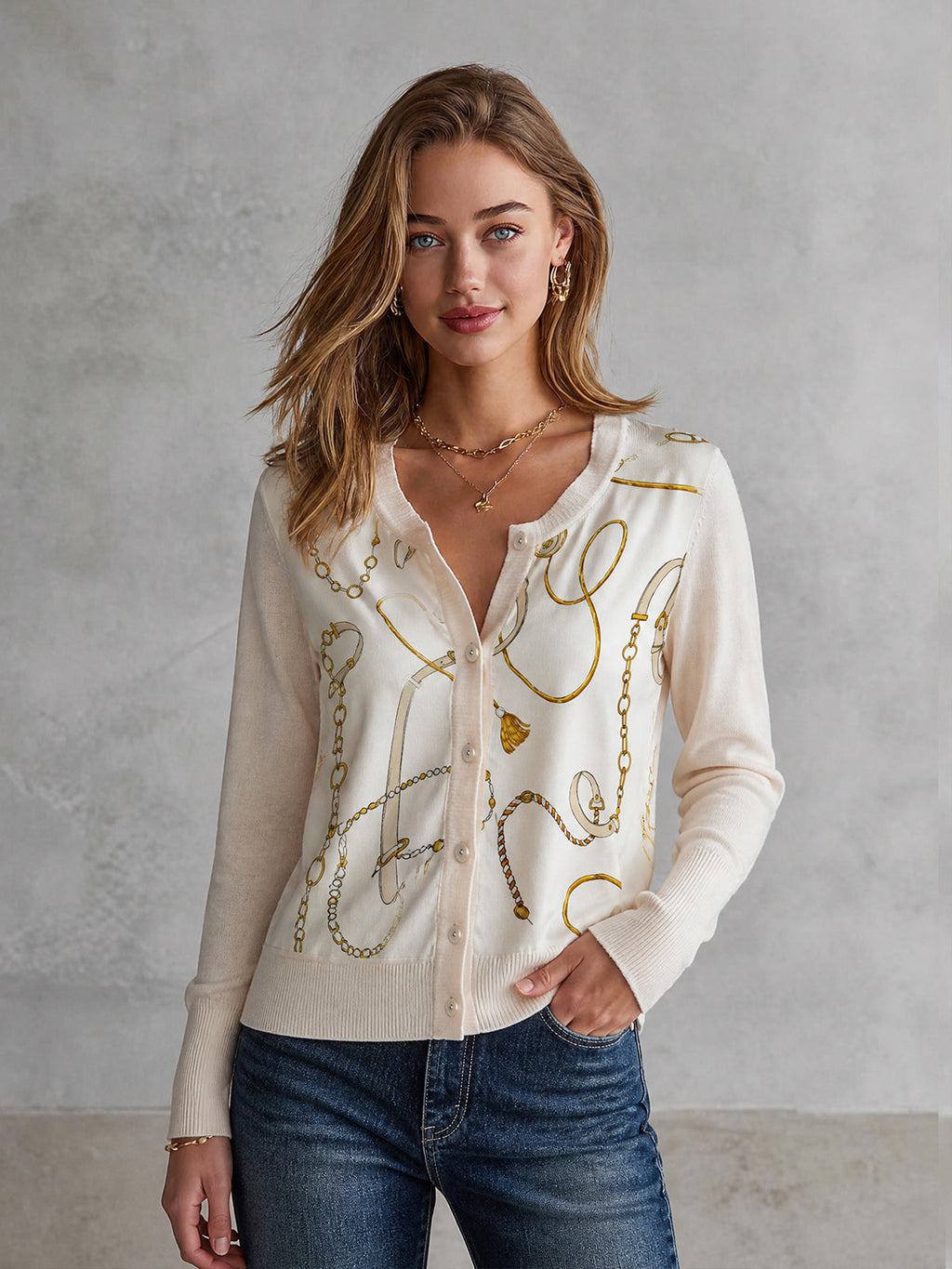 Cárdigan Chic Crema con Cuello Redondo, Empalme de Satén y Estampado de Cadena Dorada