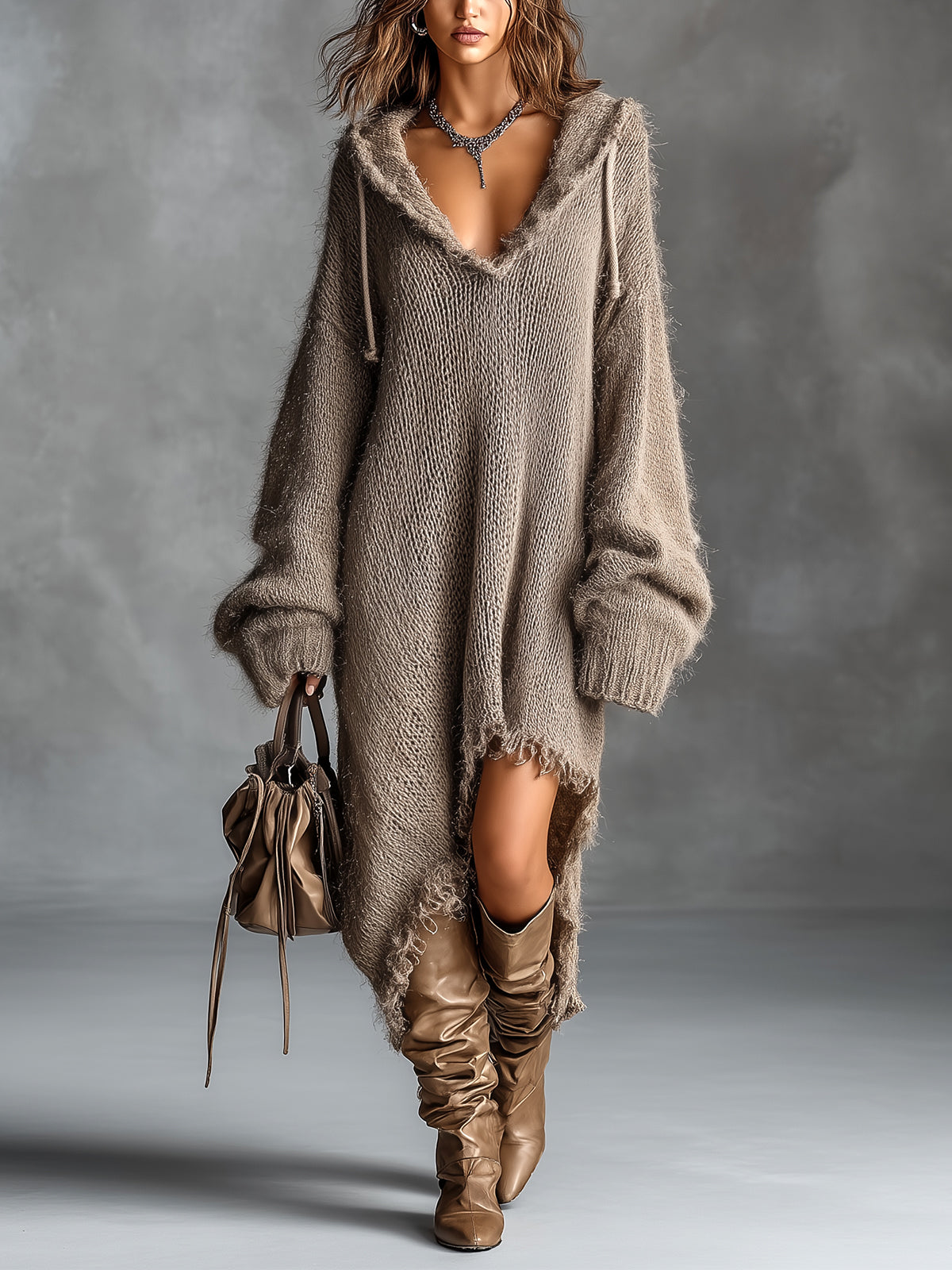 Vestido Midi Chic Elegante Café Oversize con Capucha, Hombros Caídos y Dobladillo Asimétrico en Punto Esponjoso