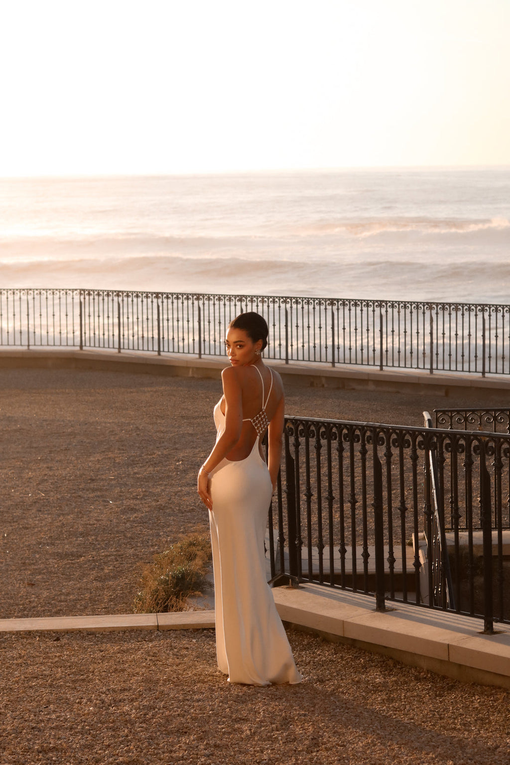 VESTIDO LARGO BLANCO CON APLICACIÓN EN LA ESPALDA