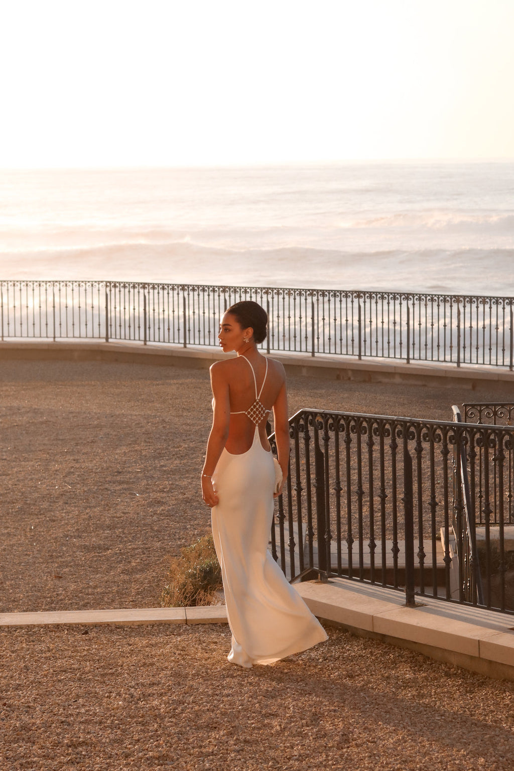 VESTIDO LARGO BLANCO CON APLICACIÓN EN LA ESPALDA