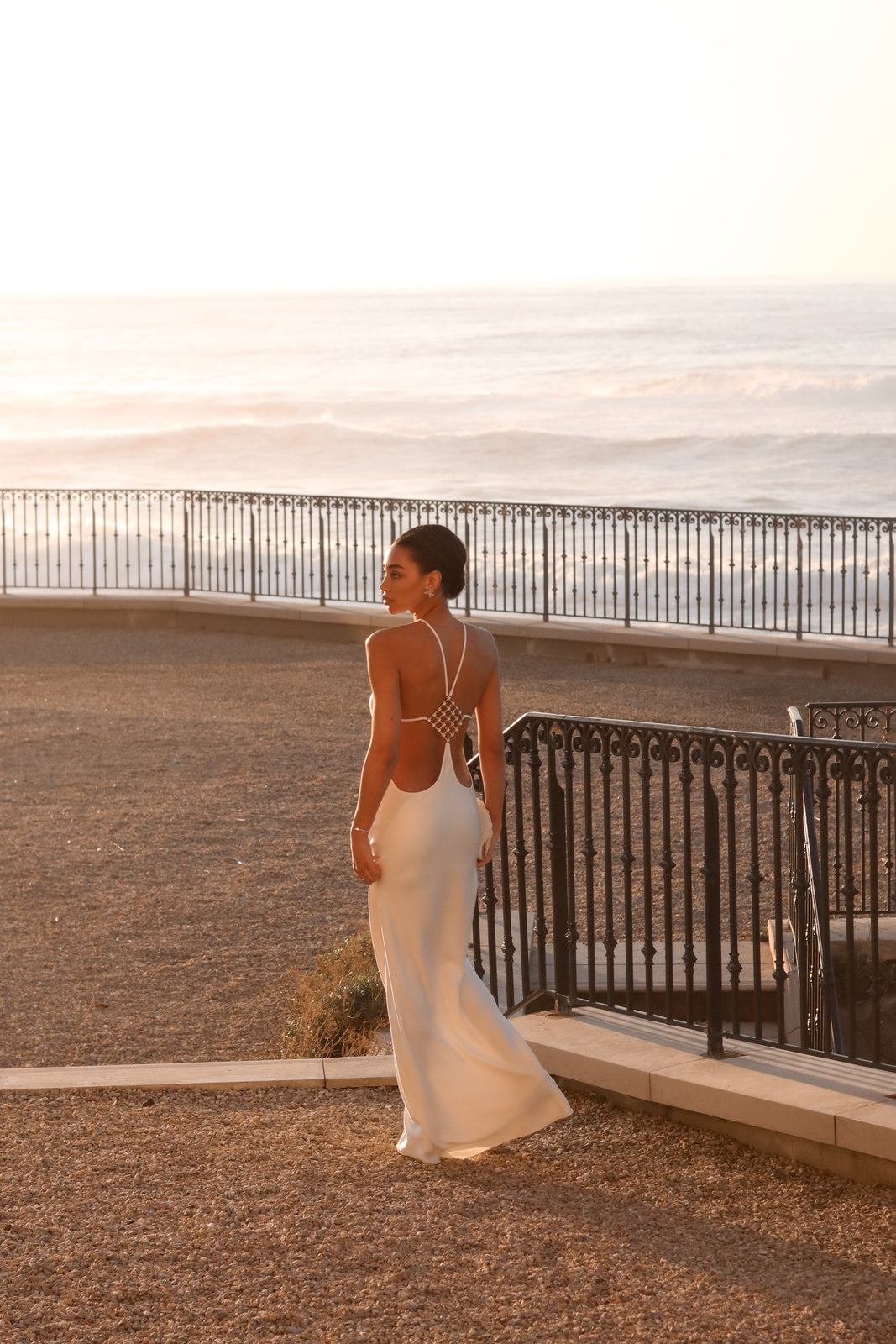 VESTIDO LARGO BLANCO CON APLICACIÓN EN LA ESPALDA
