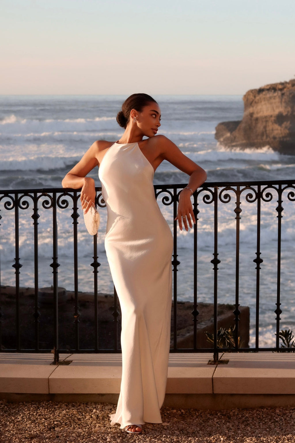VESTIDO LARGO BLANCO CON APLICACIÓN EN LA ESPALDA