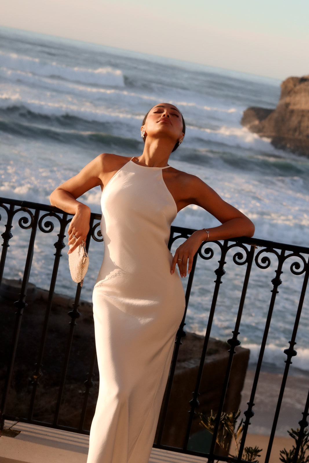 VESTIDO LARGO BLANCO CON APLICACIÓN EN LA ESPALDA