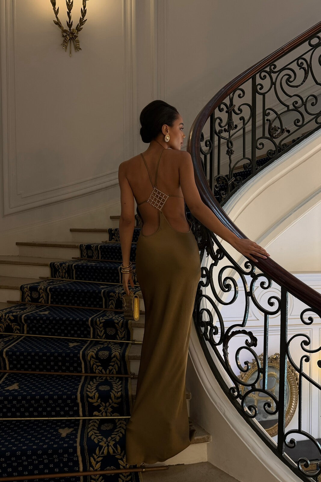 VESTIDO LARGO BRONCE CON APLICACIÓN EN LA ESPALDA