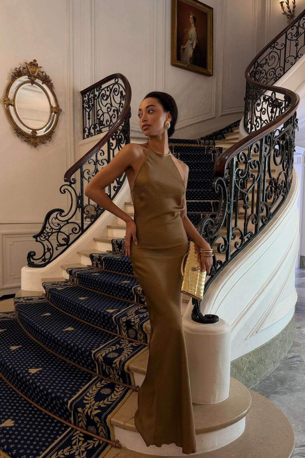 VESTIDO LARGO BRONCE CON APLICACIÓN EN LA ESPALDA