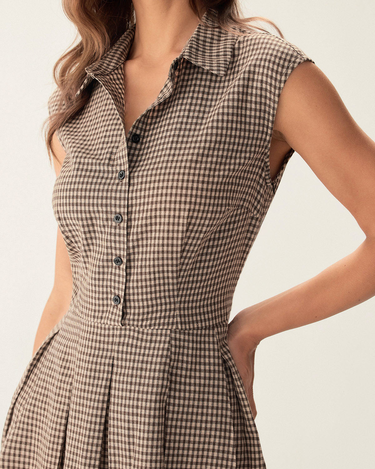 Vestido Midi de Cuadros Café con Botonadura y Plisado