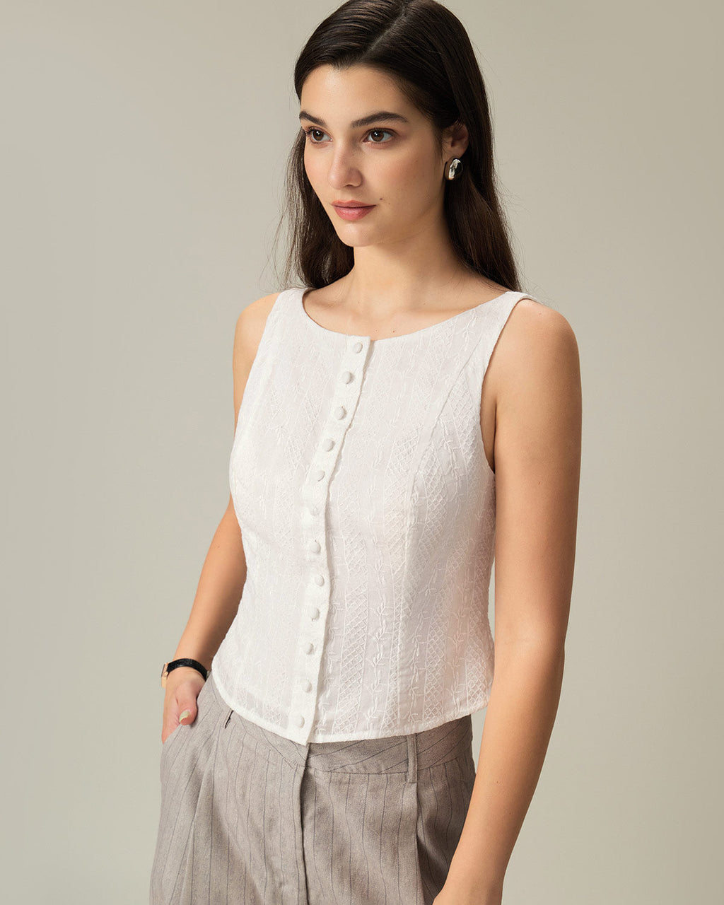 Chaleco Blanco Texturizado con Cuello Barco y Botonadura
