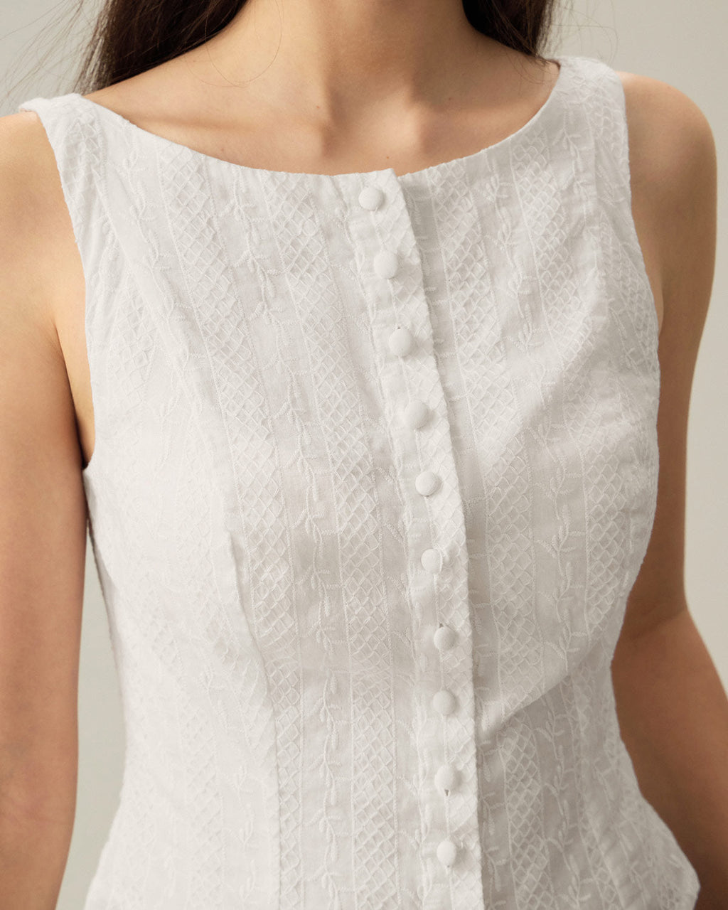 Chaleco Blanco Texturizado con Cuello Barco y Botonadura