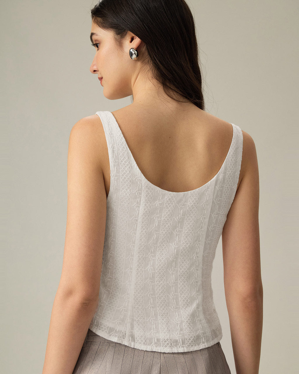 Chaleco Blanco Texturizado con Cuello Barco y Botonadura