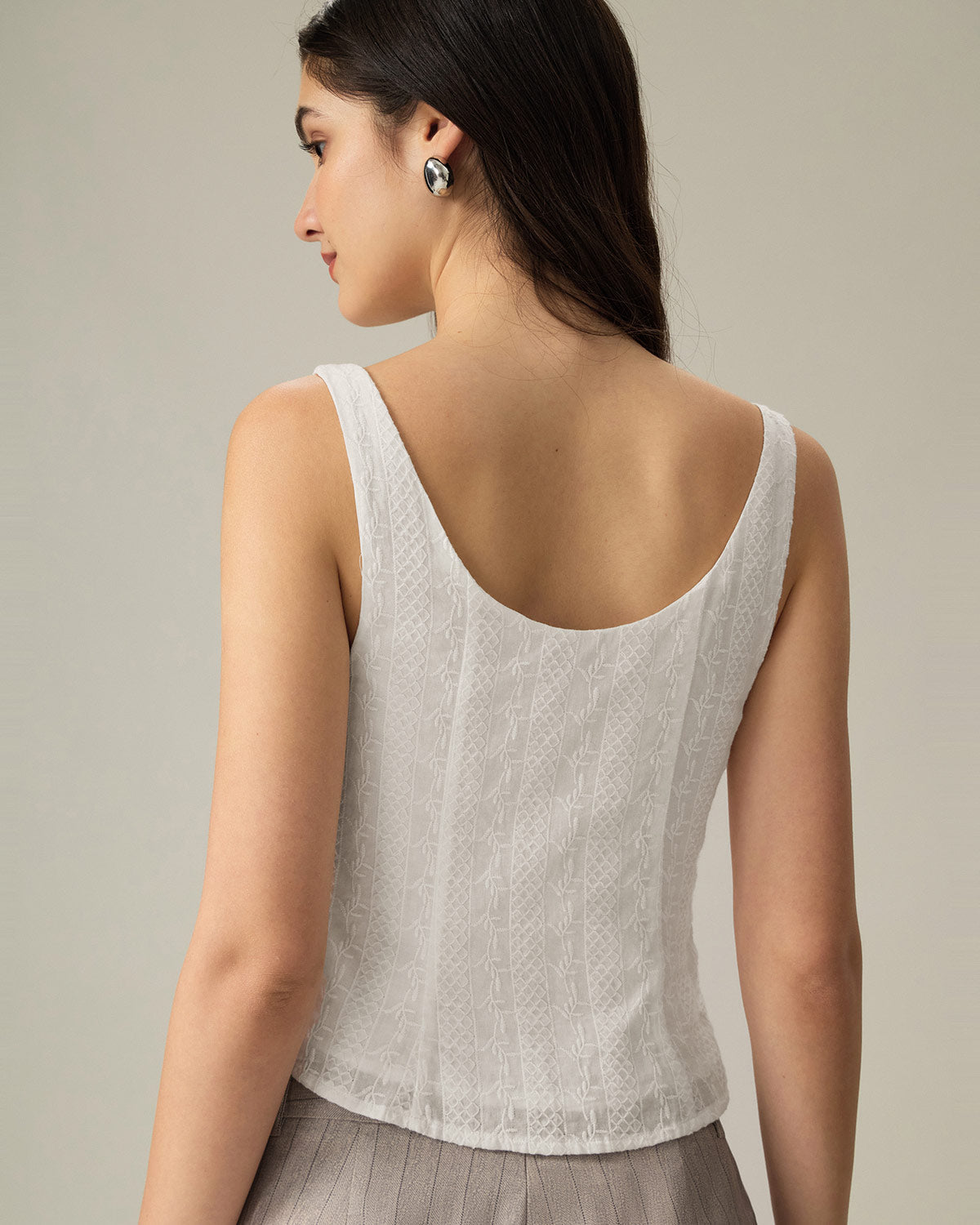Chaleco Blanco Texturizado con Cuello Barco y Botonadura