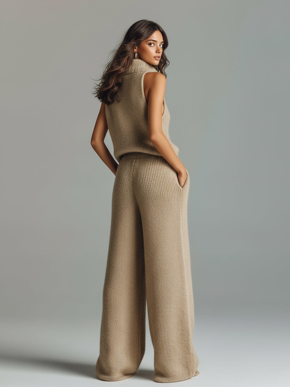 Set de Dos Piezas Chic Elegante: Suéter Camel con Cuello Alto en V sin Mangas y Pantalón de Pierna Ancha en Punto Acanalado
