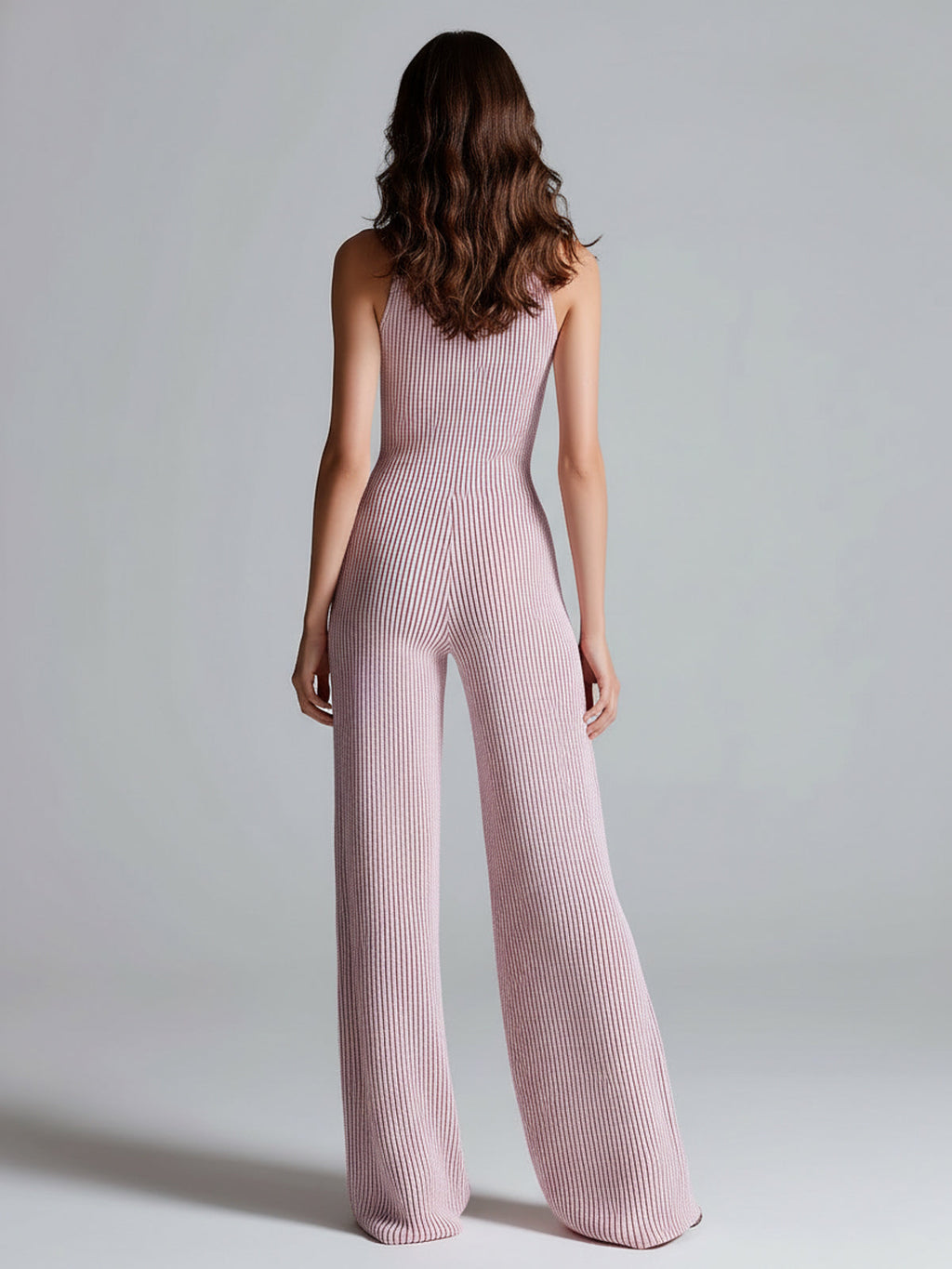 Mono Chic Elegante Rosa con Cuello Alto, Cremallera y Pierna Ancha en Punto Acanalado