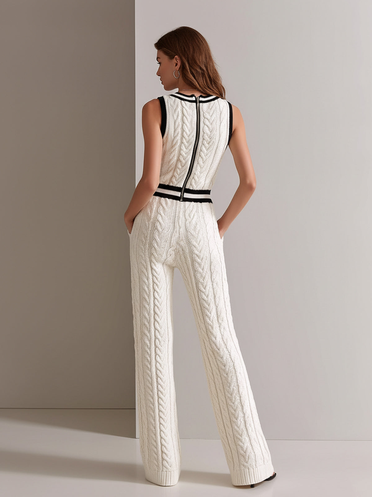 Mono Chic Elegante Blanco Crema con Cuello en V, Ribete en Contraste y Punto Cable