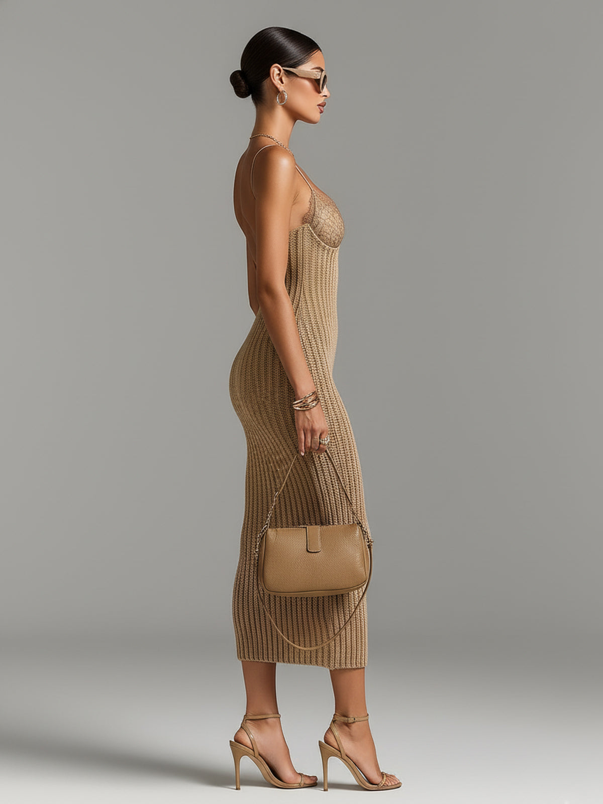 Vestido Midi Bodycon Chic Elegante Camel con Cuello en V, Tirantes Finos y Encaje en Punto Acanalado