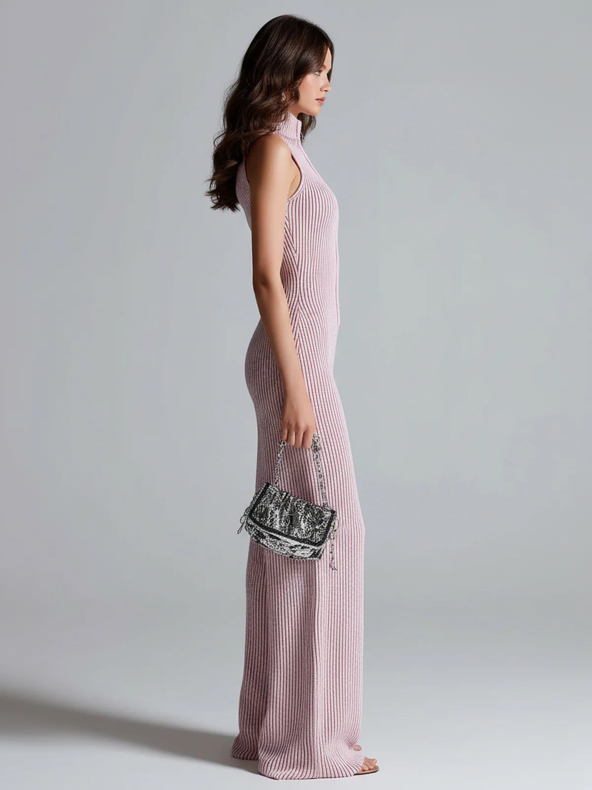 Mono Chic Elegante Rosa con Cuello Alto, Cremallera y Pierna Ancha en Punto Acanalado