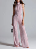 Mono Chic Elegante Rosa con Cuello Alto, Cremallera y Pierna Ancha en Punto Acanalado