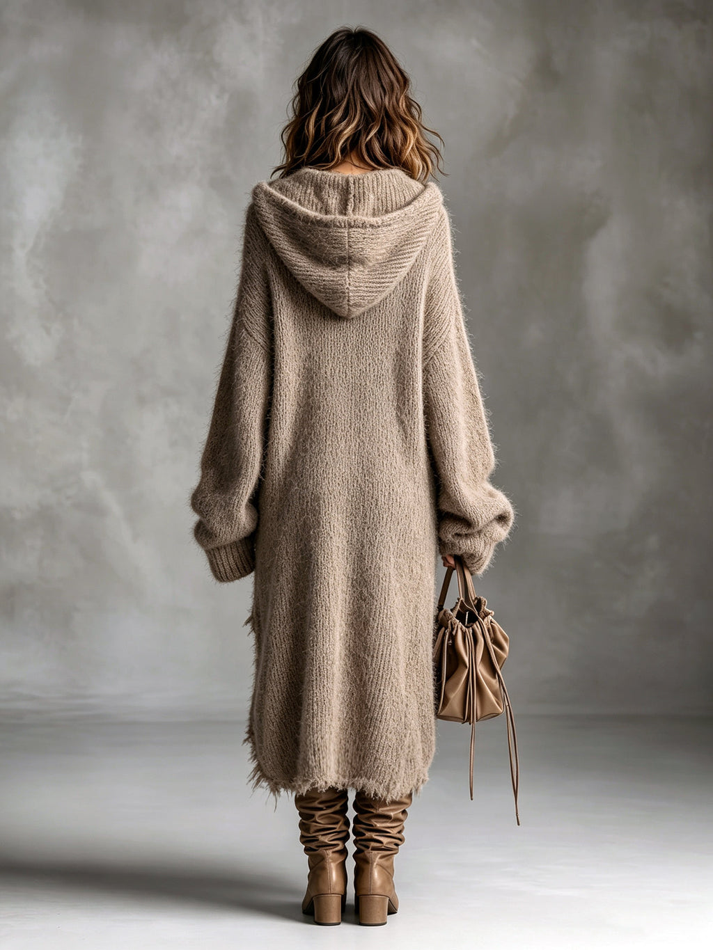 Vestido Midi Chic Elegante Café Oversize con Capucha, Hombros Caídos y Dobladillo Asimétrico en Punto Esponjoso