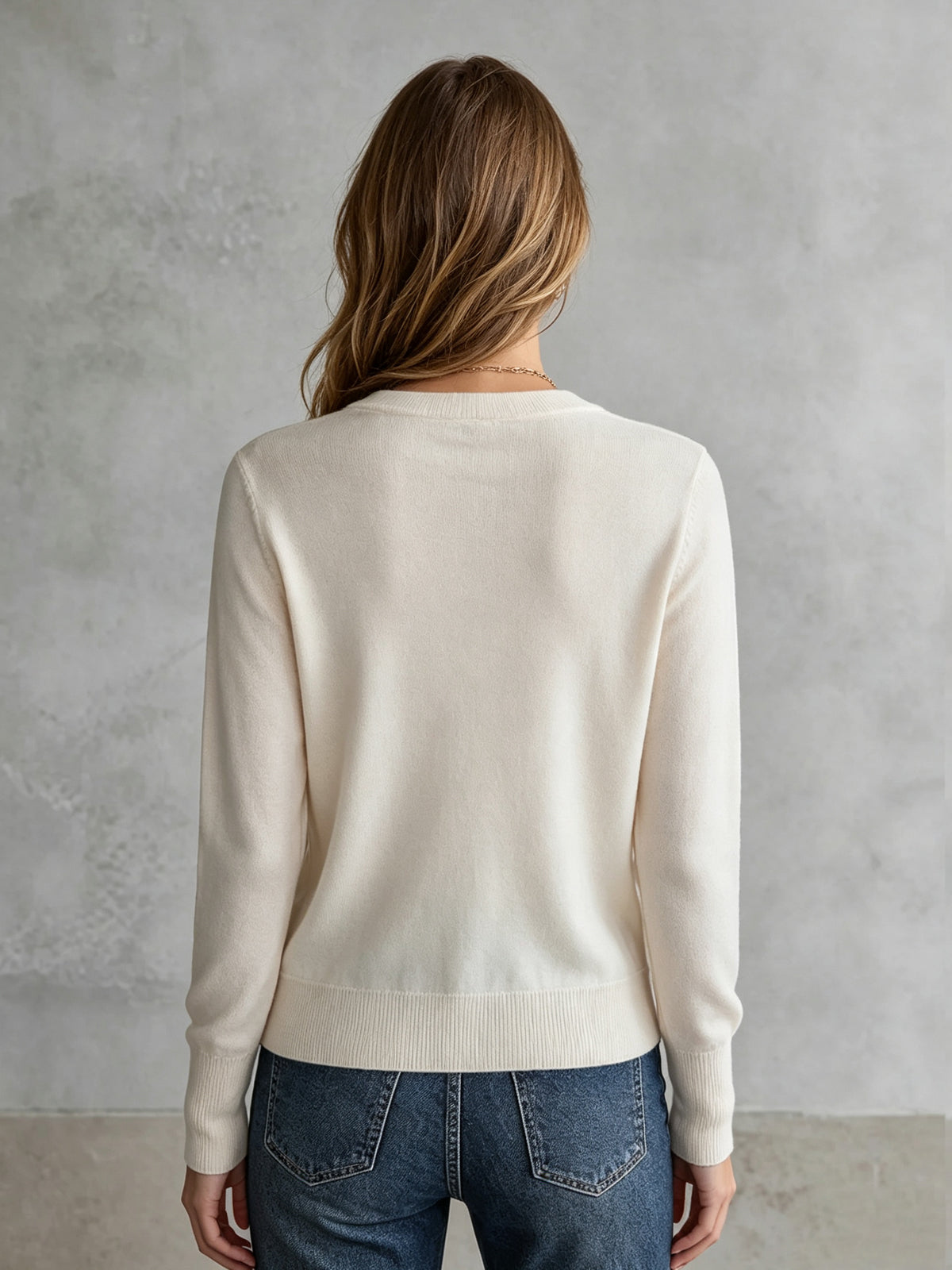 Cárdigan Chic Crema con Cuello Redondo, Empalme de Satén y Estampado de Cadena Dorada