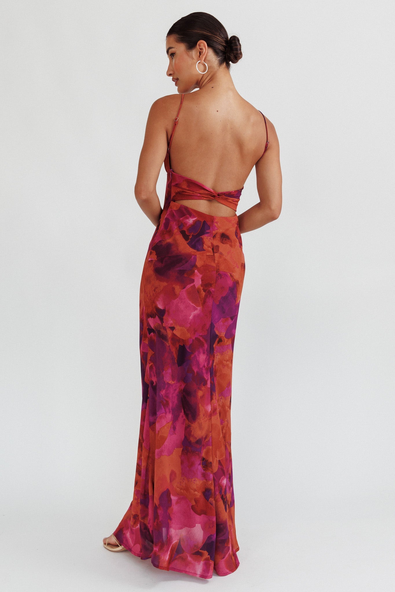 Vestido Maxi Nerida Rosa Oscuro con Espalda Baja y Detalle Torsión