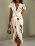Vestido Midi Satinado Blanco con Estampado de Hojas y Manga Corta
