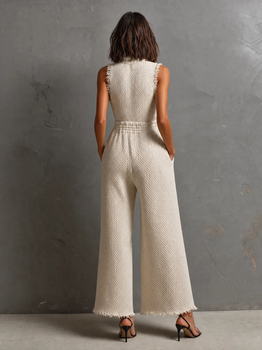 Mono Chic Elegante Blanco Crema con Cuello Alto, Media Cremallera y Borde Deshilachado