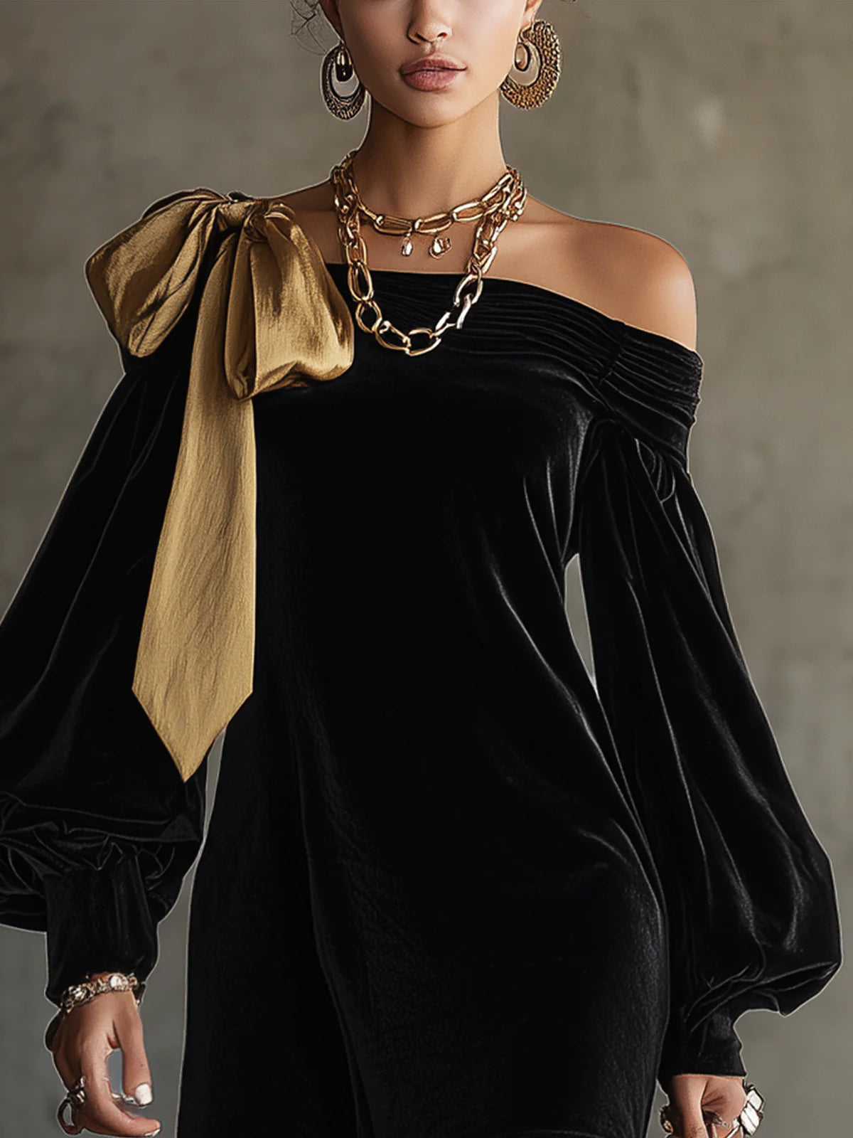 Mini Vestido Negro de Terciopelo y Satén Dorado Off-Shoulder