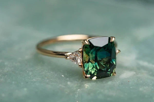 Anillo Dorado con Piedra Verde Estilo Vintage