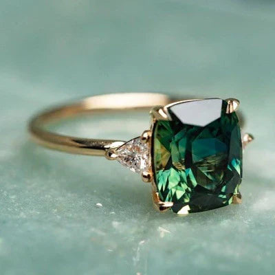 Anillo Dorado con Piedra Verde Estilo Vintage