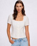 Blusa de Encaje Blanca con Cuello Cuadrado y Botonadura