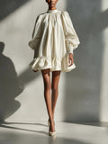 Mini Vestido de Satén Beige con Mangas Puff y Volantes